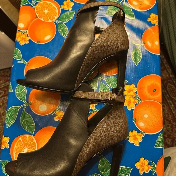 Michael Kors Lawson leather front open toe Black and Brown Peep-Toe Heeled Boots - Picture 5 of 6